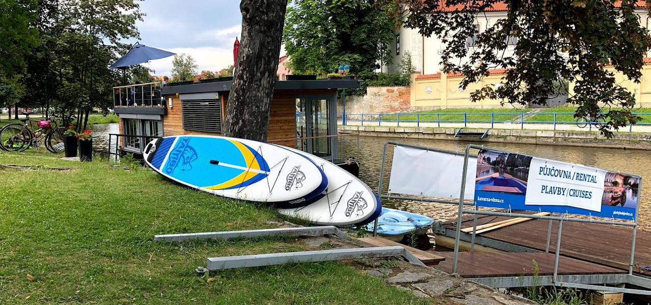 Paddleboardy u řeky Malše na Sokolském ostrově