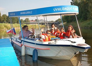 Mit der Familie mit dem eigenen Boot
