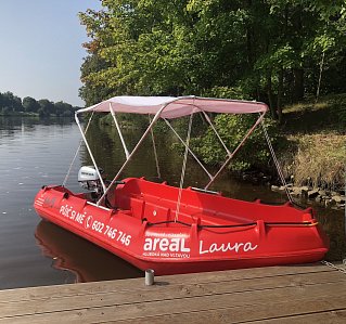 Loď Laura s výkonem 5HP může řídit osoba starší 18 let