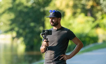 Entlang des Moldauwegs mit einer Kamera