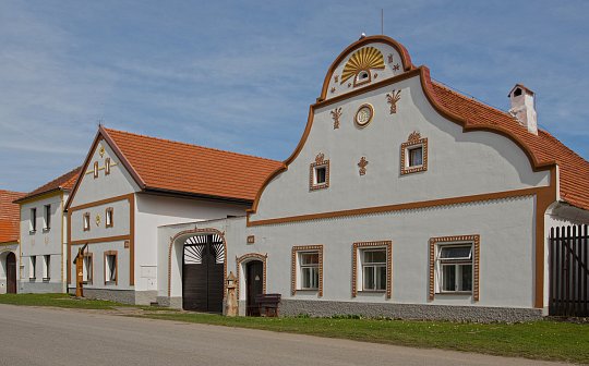Do Holašovic za selským barokem